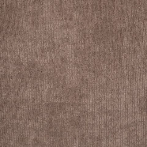 Bliskie ujęcie na gęstą, prążkowaną strukturę sztruksowej tkaniny w kolorze ciemnego taupe hokera Bashu.