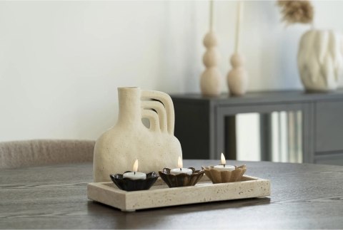 Nakrapiany wazon japandi Mudai na czarnym stole obok ceramicznej tacy ze świecami w jasnym salonie.