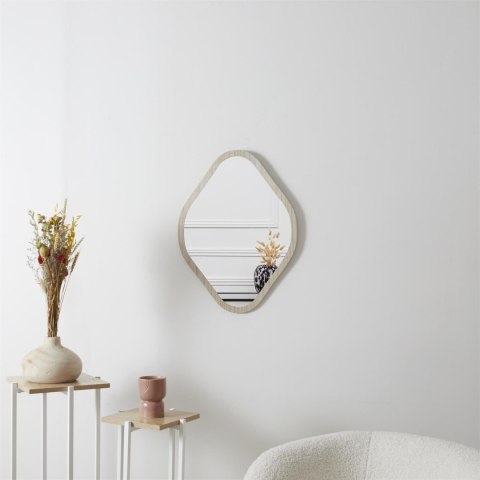 Jasne, drewniane lustro wiszące Rokkaku na gładkiej białej ścianie obok minimalistycznych kwietników.
