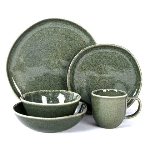 Komplet szaro-zielonej zastawy ceramicznej Kuroi mori z talerzami, miską i kubkiem na jasnym tle.