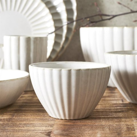 Beżowa ceramiczna miseczka japandi Beju Boru I z pionowym ryflowaniem stojąca na drewnianym stole.