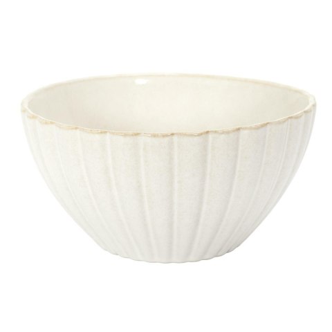 Okrągła ceramiczna miska sałatkowa Beju Boru III w kolorze ciepłego beżu zaprezentowana na jasnym tle.
