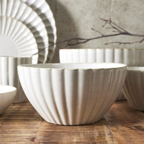 Duża beżowa ceramiczna miska japandi Beju Boru III z pionowym ryflowaniem stojąca na drewnianym stole.