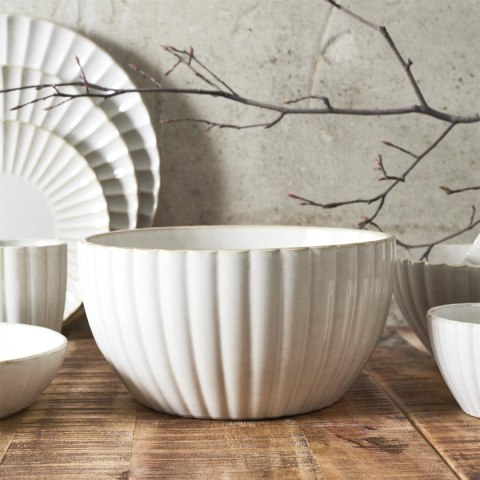 Duża beżowa ceramiczna misa japandi Beju Boru IV z wyraźnym pionowym ryflowaniem na drewnianym stole.