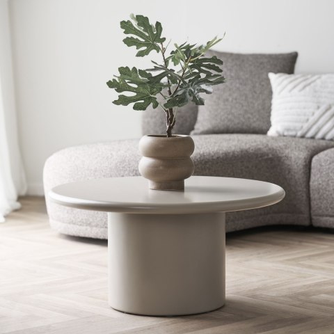 Brązowa ceramiczna doniczka japandi Kaseki z małym drzewkiem na beżowym stoliku kawowym w salonie.