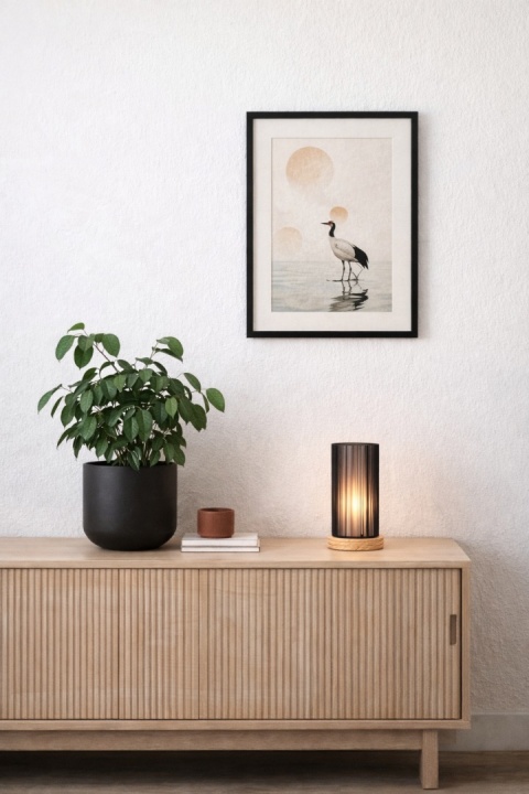 Lampa stołowa Yogiri na komodzie w salonie japandi