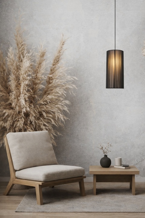 lampa wisząca japandi czarna Yogiri I w salonie przy fotelu i roślinach