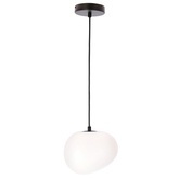 Pojedyncza lampa wisząca Nagare San z białym, matowym kloszem.