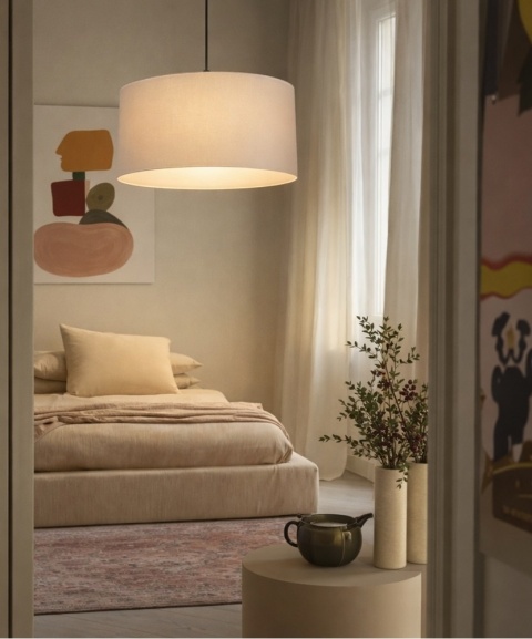 Lampa wisząca japandi Maika Kinari w beżowej sypialni