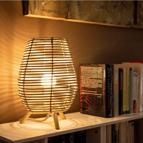 lampa stołowa komori teburu na półce obok książek ciepłe światło