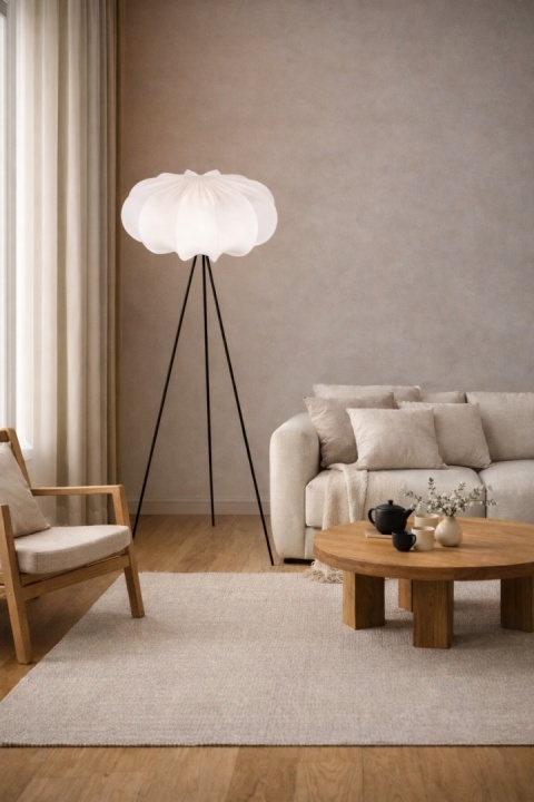lampa stojąca hanae kinari w jasnym wnętrzu japandi