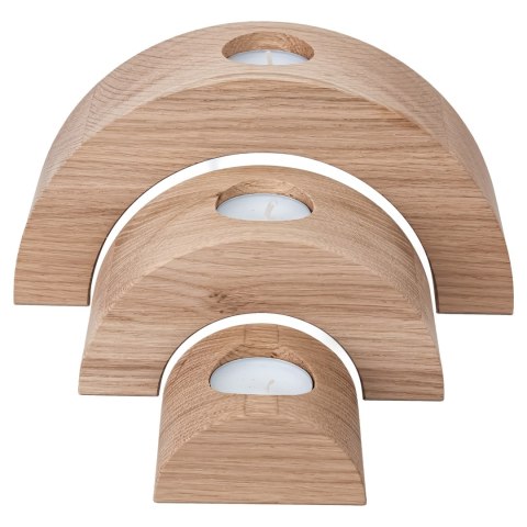 Świeczniki dębowe Fukurou I ustawione jeden za drugim z widocznymi miejscami na świeczki tealight.